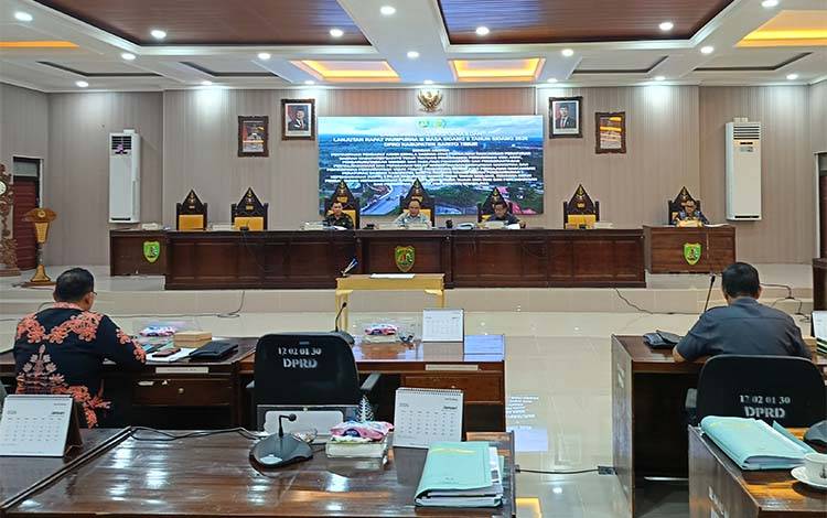Fraksi Pendukung DPRD Barito Timur Sampaikan Pemandangan Umum Atas Pengajuan 3 Raperda