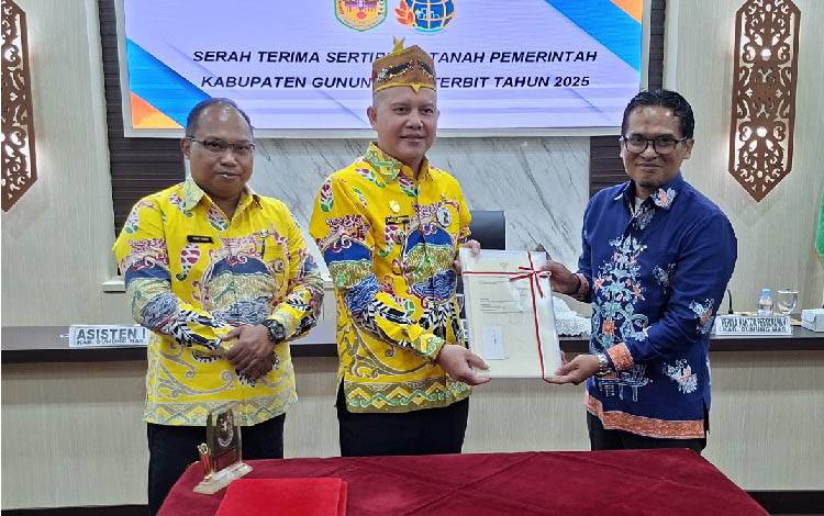 Kantor Pertanahan Gunung Mas Serahkan 21 Sertifikat Tanah Aset Pemda