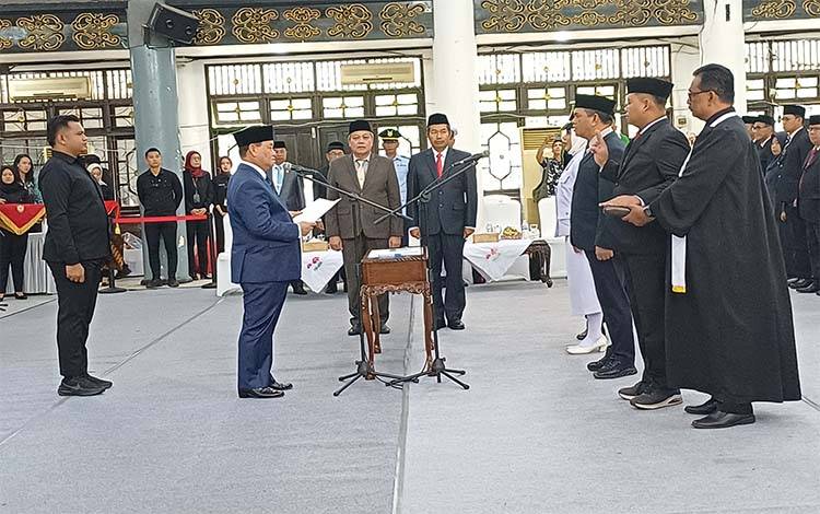Bupati Kotawaringin Timur Halikinnor melantik 11 kepala dinas, Jumat, 30 Januari 2026. (FOTO: DEWIP)