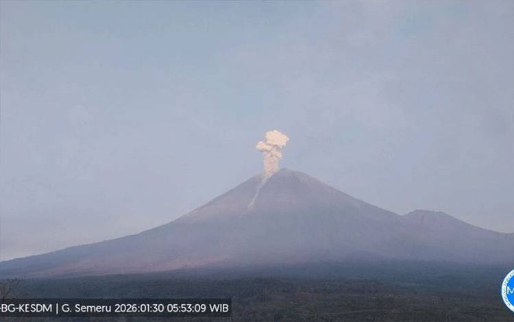 Gunung Semeru Tiga Kali Erupsi dengan Tinggi Letusan Capai 1 Km