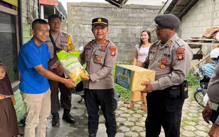 Polsek Pahandut Serahkan Bantuan Sosial kepada Korban Kebakaran