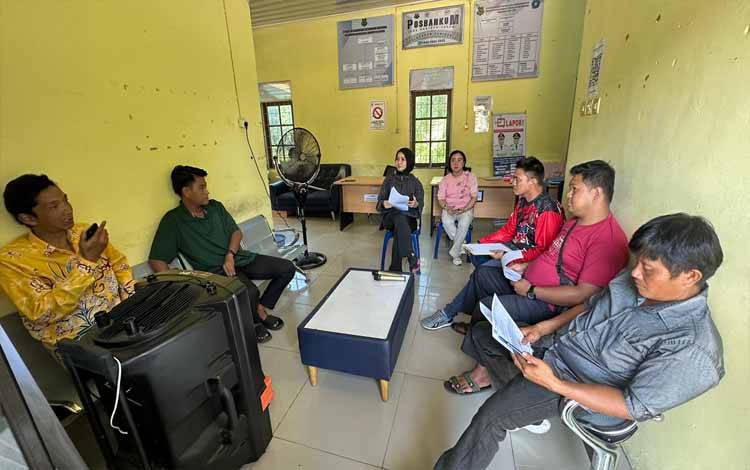 Rapat koordinasi terkait peran Masyarakat Peduli Api (MPA) dalam mendukung program perlindungan jaminan sosial ketenagakerjaan, Jumat, 30 Januari 2026. Kegiatan tersebut dilaksanakan di Kantor Kelurahan Dahirang. (FOTO: Diskominfo Kps)