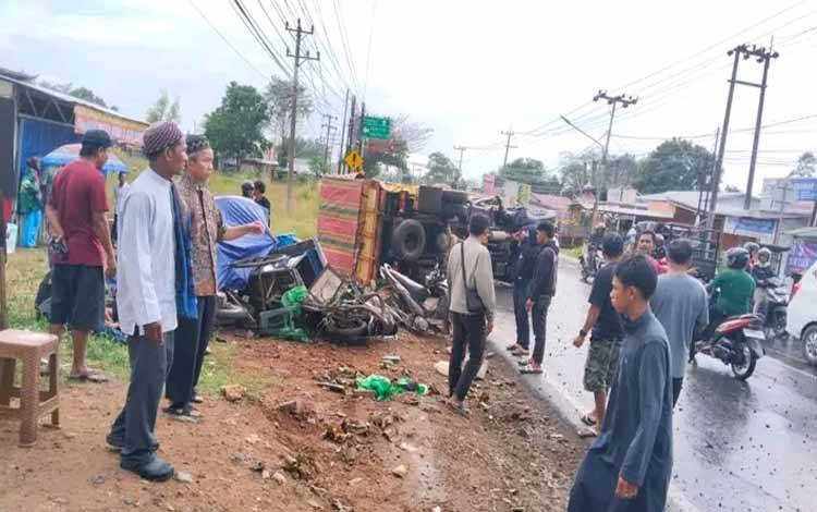Tabrakan Truk dan Motor Pembawa Gerobak, Tiga Korban Dievakuasi ke RS Idaman Banjarbaru