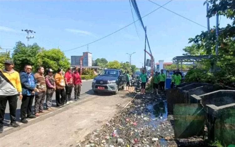 Pemkab Kapuas Bongkar TPS Depan SMKN 1 Kuala Kapuas