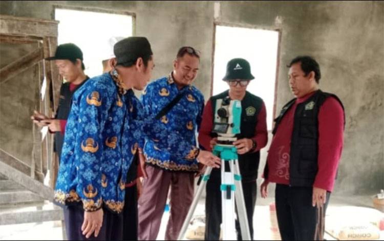 Kemenag Kapuas Kalibrasi Ulang Arah Kiblat Masjid Nurul Iman demi Ketepatan Salat