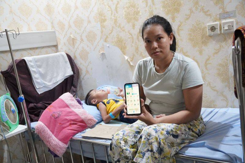 Peserta JKN memperlihatkan kartu BPJS Kesehatan saat mendampingi anak mendapatkan layanan kesehatan di Palangka Raya. ANTARA/BPJS Kesehatan Kantor Cabang Palangka Raya