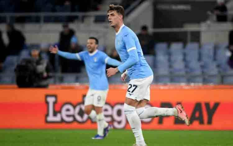 Gelandang Lazio Kenneth Taylor (24) merayakan keberhasilan mencetak gol ke gawang Genoa pada pertandingan Liga Italia di Stadion Olimpico, Roma, Jumat (30/1/2026) waktu setempat. legaseriea.it
