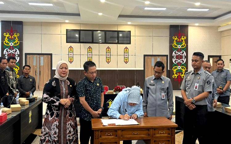 DPRD Barut dan Kemenkumham Kalteng Teken MoU Penyusunan Raperda Inisiatif