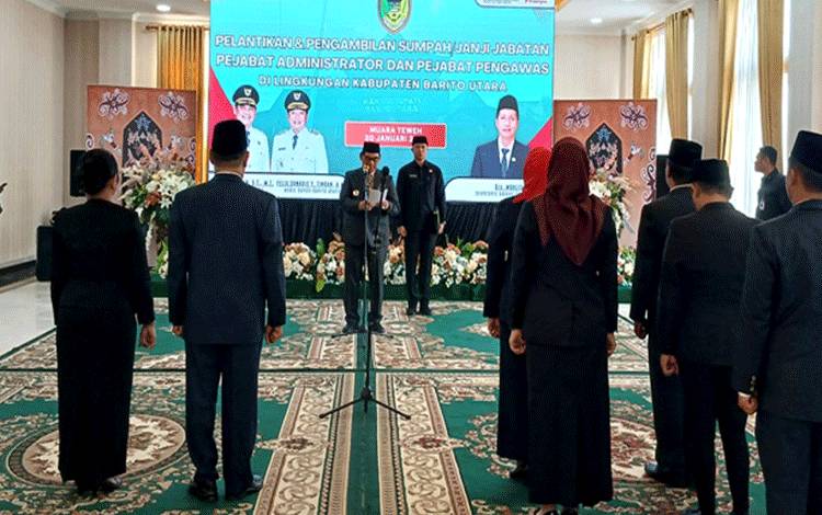 Bupati Barito Utara, H Shalahuddin secara resmi melantik dan mengambil sumpah/janji jabatan Pejabat Administrator dan Pejabat Pengawas di lingkungan Pemerintah Kabupaten Barito Utara di Rumah Jabatan Bupati Barito Utara.(foto: Dhani)