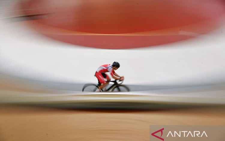 Pesepeda balap Indonesia Bernard Benyamin van Aert memacu sepeda saat berlatih di Jakarta International Velodrome, Rawamangun, Jakarta, Selasa (18/6/2024). ANTARA FOTO/Wahyu Putro A/YU (ANTARA FOTO/WAHYU PUTRO A)