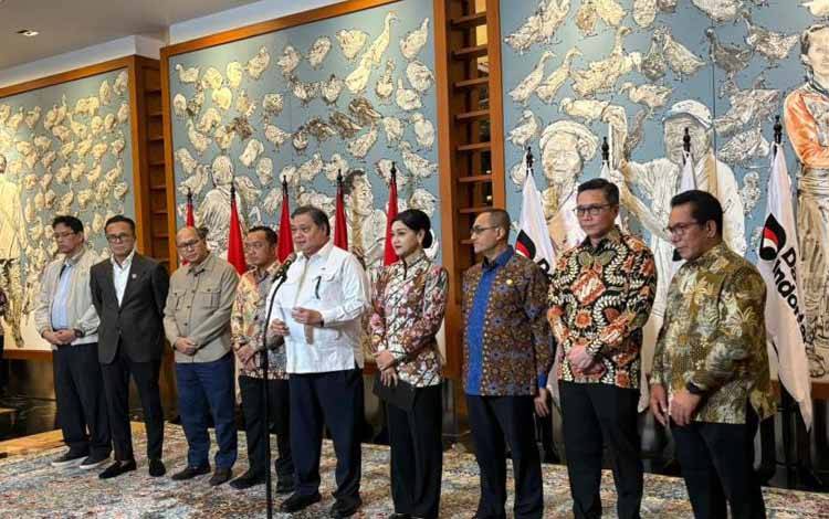 Menko Bidang Perekonomian Airlangga Hartarto (tengah) menghadiri konferensi pers di Wisma Danantara Jakarta, Sabtu (31/1/2026). ANTARA/Imamatul Silfia