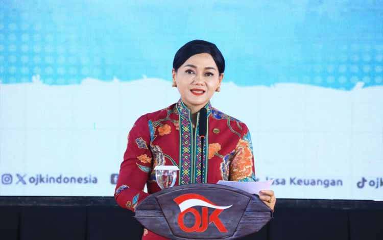 Kepala Eksekutif Pengawas Perilaku Pelaku Usaha Jasa Keuangan, Edukasi, dan Pelindungan Konsumen OJK Friderica Widyasari Dewi menyampaikan sambutan pada acara Edukasi Keuangan di Karanganyar, Jawa Tengah, Sabtu (24/5/2025). ANTARA/HO-OJK