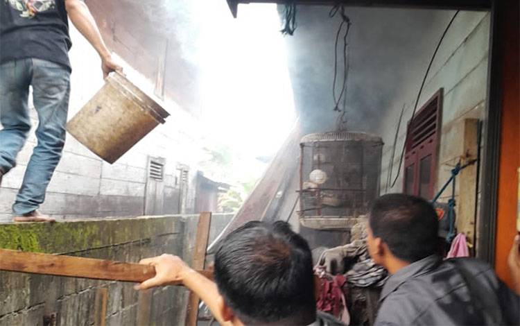 Proses pemadaman api secara swadaya oleh warga di Pasar Minggu, Pulau Telo, Minggu, 1 Februari 2026. (FOTO: IST)