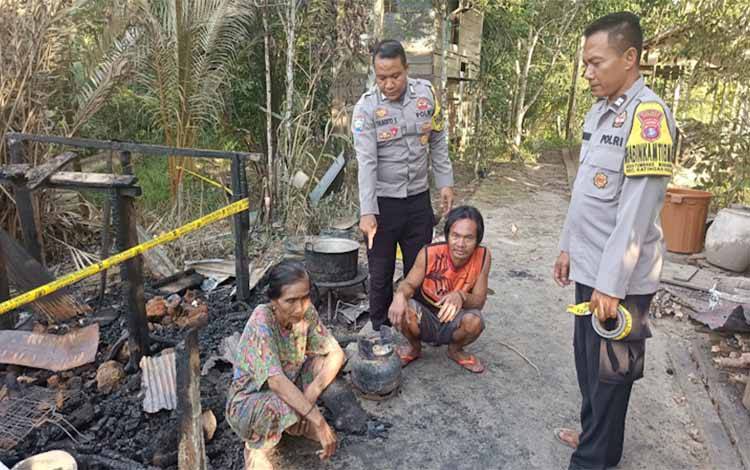 Petugas kepolisian memperlihatkan barang bukti dugaan penyebab kebakaran di Desa Tumbang Mangketai, Kabupaten Katingan. (Foto: MARINI)