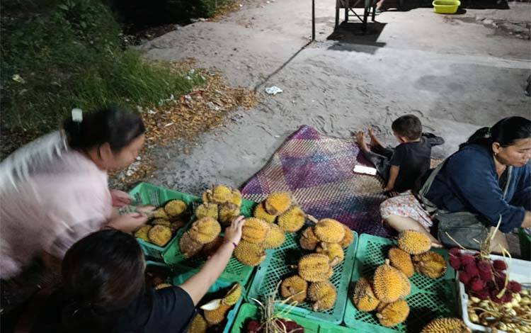 Buah Paken Asal Jabiren Memikat Pembeli di Lapak Pinggir Jalan Palangka Raya