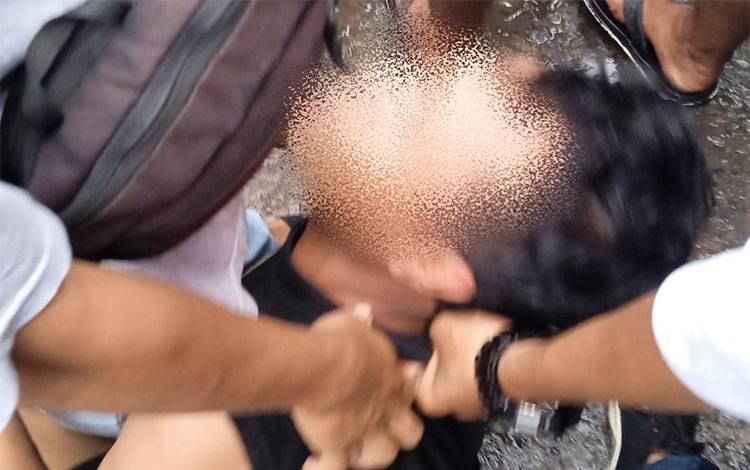 Nyaris Dihakimi Massa, Terduga Maling HP di Veteran Banjarmasin Diamankan