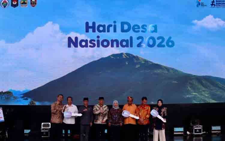 Suasana penyerahan unit kendaraan niaga berupa mobil "pick up" kepada tiga desa penerima penghargaan dalam kategori Badan Usaha Milik Desa di acara puncak Peringatan Hari Desa Nasional 2026 di Kabupaten Boyolali, Jawa Tengah. ANTARA/HO-Astra
