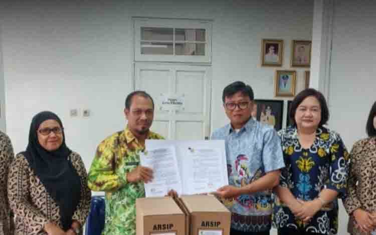 DPKUKMP Palangka Raya Serahkan Arsip Statis ke Lembaga Kearsipan Daerah