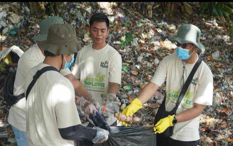Tim Dinas Lingkungan Hidup saat membersihkan sampah. (FOTO: HENDRI)