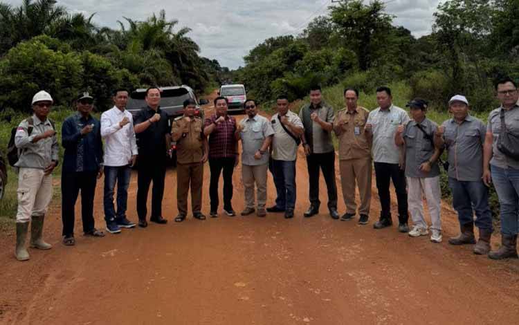 Ketua DPRD Kotawaringin Timur Rimbun dan sejumlah Anggota DPRD Kotim dari Daerah Pemilihan V saat meninjau jalan menuju Puskesmas Tualan Hulu. (FOTO: IST)