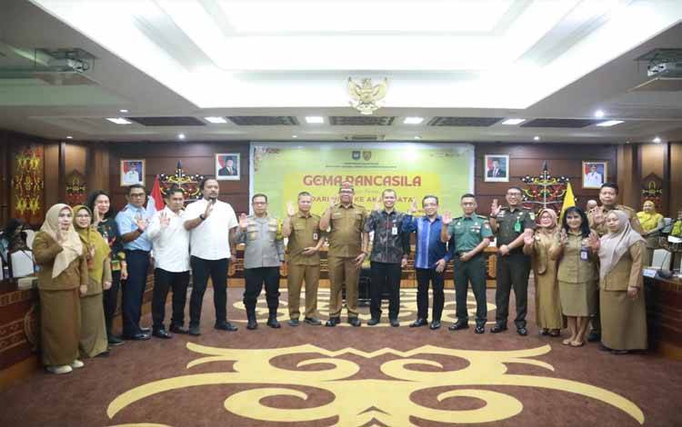 Foto bersama saat rangkaian kegiatan Gema Pancasila yang digelar di Aula Eka Hapakat Lantai III Kantor Gubernur Kalimantan Tengah. (FOTO:AS)