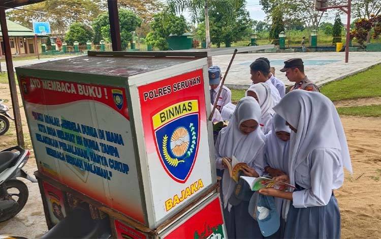 Program Bhayangkara Penjaga Aksara (BAJAKA) Polres Seruyan di SMK Negeri 1 Kuala Pembuang di sambut antusias pelajar. (Foto : Ist)