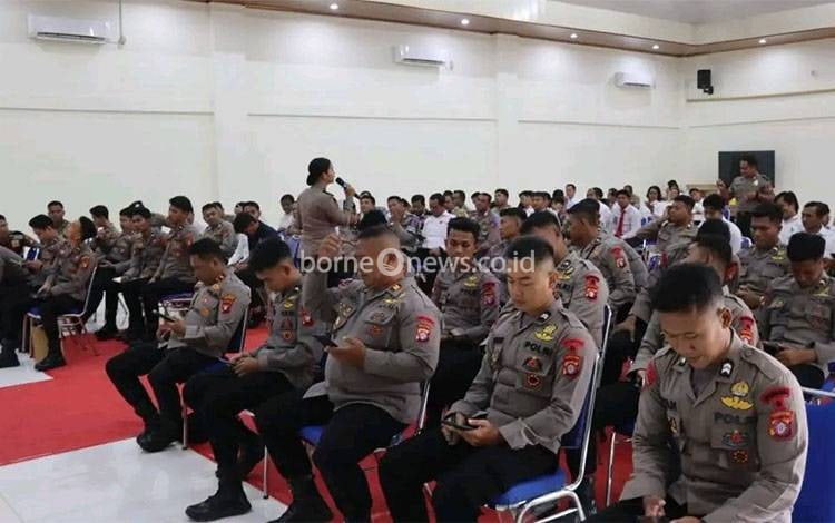 Personel Polres Lamandau dan Brimob mengikuti tes psikologi calon pengguna senpi di aula Tantya Sudhirajati Polres Lamandau, Senin, 2 Febuari 2026. (FOTO: ISTIMEWA)