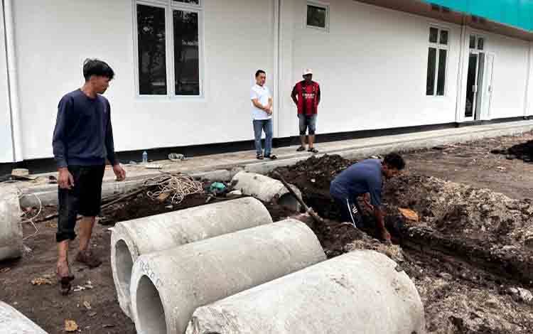 Dinkes Palangka Raya Lakukan Perbaikan Drainase di Puskesmas Menteng