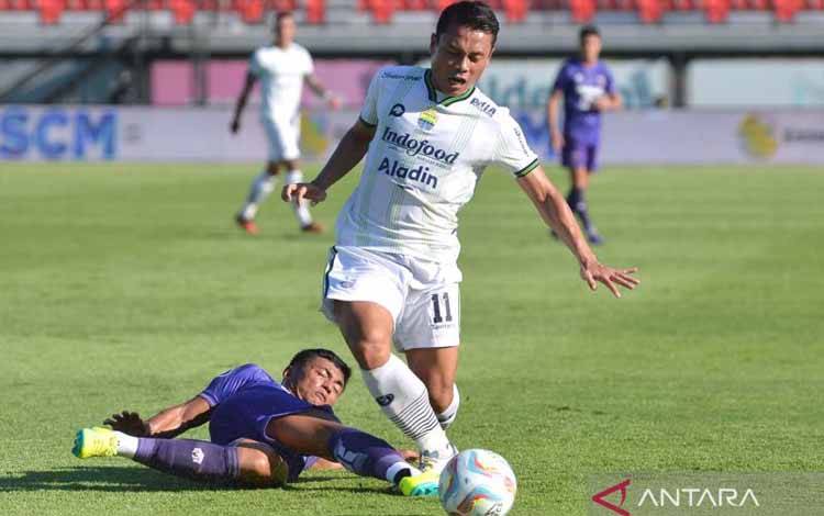 Pesepak bola Persib Bandung Dedi Kusnandar (kanan) berebut bola dengan pesepak bola Persita Tangerang Irsyad Maulana (kiri) saat pertandingan Liga 1 2023/2024 di Stadion Kapten I Wayan Dipta, Gianyar, Bali, Senin (15/4/2024). ANTARA FOTO/Fikri Yusuf/YU (ANTARA FOTO/FIKRI YUSUF)