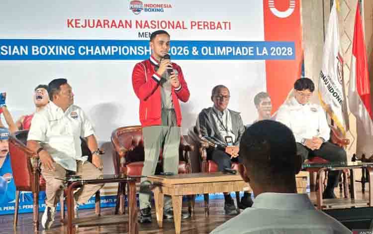 Ketua Umum Pengurus Besar Tinju Indonesia (Perbati) Ray Zulhas (kedua kiri) memberikan keterangan dalam konferensi pers di Jakarta, Selasa (3/2/2026). (ANTARA/Aloysius Lewokeda)