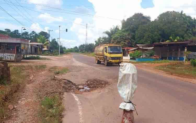 Jalan Lintas Provinsi di Desa Selunuk Seruyan Raya Rusak Parah, Warga Keluhkan Kendaraan Sering Rusak