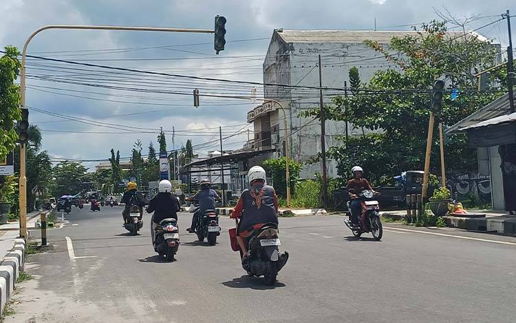 Warga Keluhkan Lampu Lalu Lintas MT Haryono-Panjaitan Sampit Mati Sejak November 2025