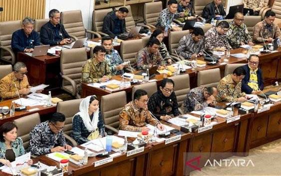Menteri Perdagangan Budi Santoso (tengah) dalam rapat kerja dengan Komisi VI DPR RI di Jakarta, Rabu (4/2/2026). ANTARA/Harianto