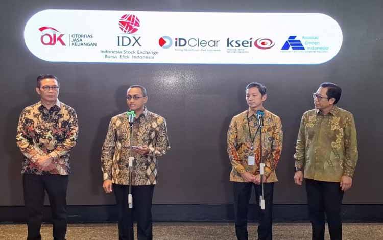 Anggota Dewan Komisioner OJK pengganti Kepala Eksekutif Pengawas Pasar Modal, Keuangan Derivatif, dan Bursa Karbon OJK Hasan Fawzi (dua kiri) bersama Ketua Umum Asosiasi Emiten Indonesia (AEI) sekaligus Wakil Presiden Direktur PT Bank Central Asia Tbk (BBCA) Armand Wahyudi Hartono (dua kanan) dan jajaran petinggi PT Bursa Efek Indonesia (BEI) menggelar Konferensi Pers di Gedung BEI, Jakarta, Rabu (04/02/2026). (ANTARA/ Muhammad Heriyanto)