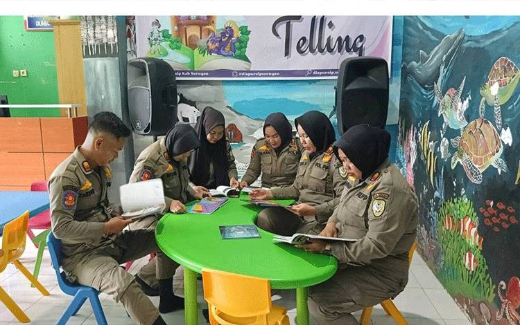 Personel Satpol PP Seruyan Perkuat Budaya Literasi Lewat Program Gemar Membaca