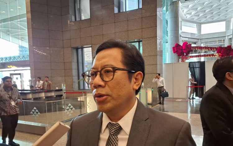 Direktur Penilaian Perusahaan PT Bursa Efek Indonesia (BEI) I Gede Nyoman Yetna dalam wawancara cegat di Gedung BEI, Jakarta. (ANTARA/ Muhammad Heriyanto)