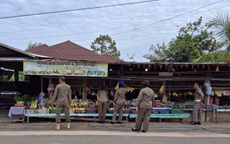 Satpol PP Lamandau Tertibkan Pedagang di Bahu Jalan