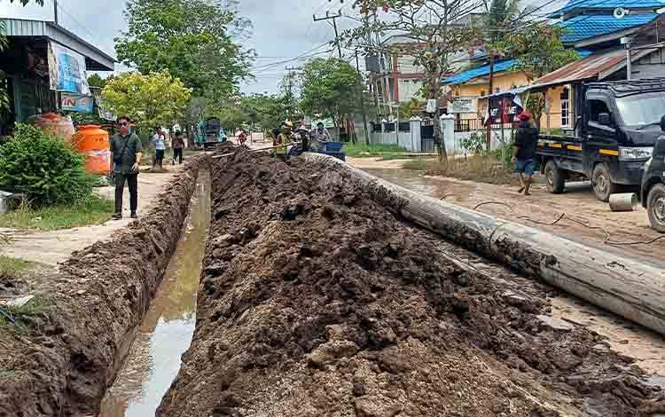 Galian pemasangan jaringan pipa distribusi Perumdam Tirta Mentaya Kotawaringin Timur di Jalan Walter Condrad, Rabu, 4 Februari 2026. (FOTO: DEWIP)