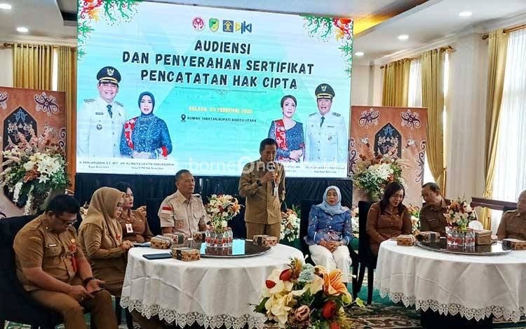 Serahkan Sertifikat Hak Cipta Batik, Bupati Barito Utara Dorong UMKM Naik Kelas