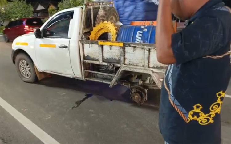 Pikap Pecah Ban Melintang di Jalan Pemuda Kapuas, Pengendara Diimbau Waspada