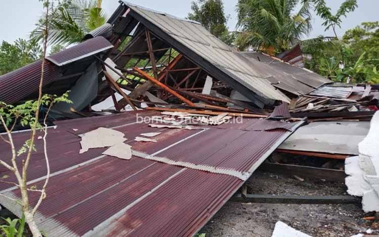 Rumah Roboh Diterjang Angin Kencang di Sampit Kotim