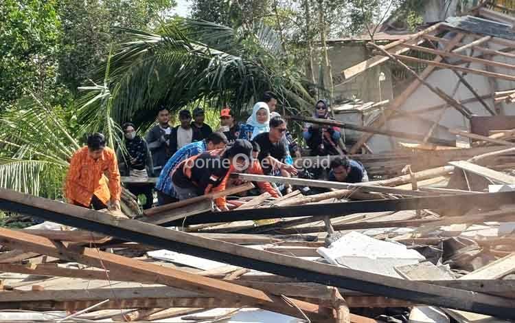 Wabup Kotim Tinjau Rumah Roboh Diterpa Angin Kencang