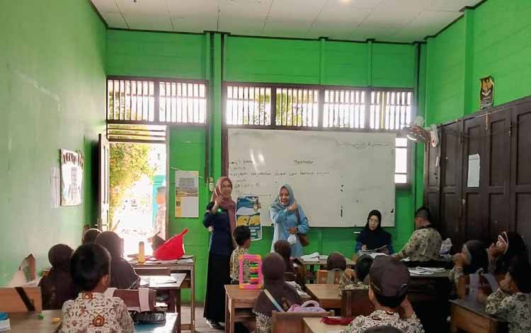 MIN 1 Kapuas Unit 2 Bagi Obat Cacing ke Siswa, Cegah Cacingan Sejak Dini