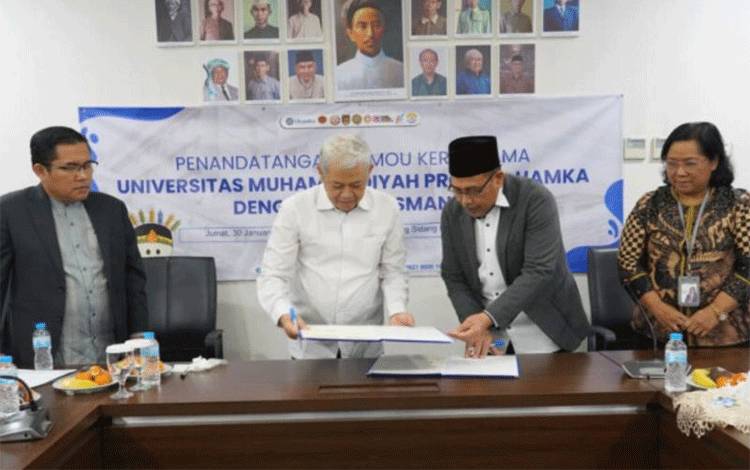 Ketua Ombudsman RI Mokhammad Najih (kedua kanan) bersama Rektor Uhamka Gunawan Suryoputro (kedua kiri) dalam acara penandatanganan MoU, di Jakarta, Jumat (30/1/2026). ANTARA/HO-Ombudsman RI