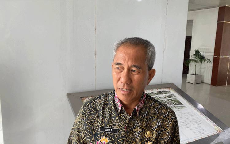 Sekda Kota Palangka Raya, Arbert Tombak saat diwawancara awak media (Foto:MARINI)