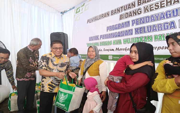 Ketua DPRD Serahkan Bantuan Baznas Bidang Kesehatan untuk Keluarga Berisiko Stunting