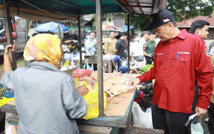 Sahli Yuas Elko saat pantau harga pangan jelang Ramadan di Pasar Besar Palangka Raya. (FOTO:AS)