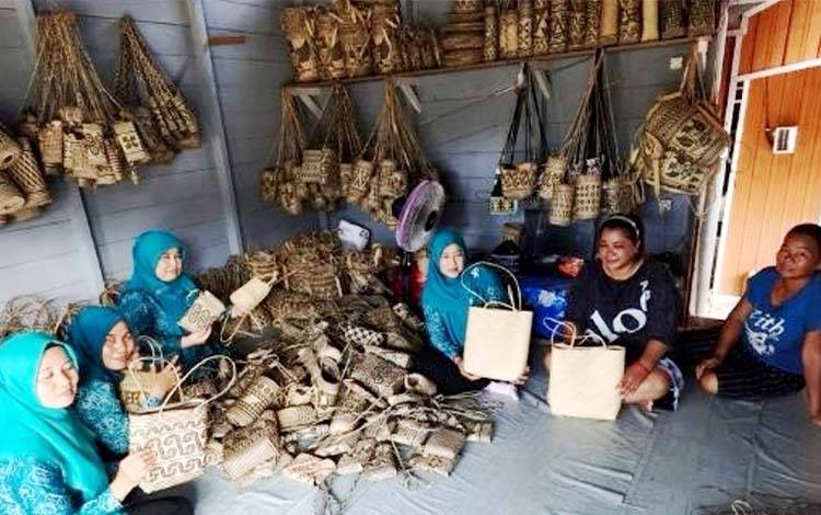 Ketua TP PKK Barito Timur Dukung Pengembangan Anyaman Rotan dan Produk Lokal di Teweh Timur