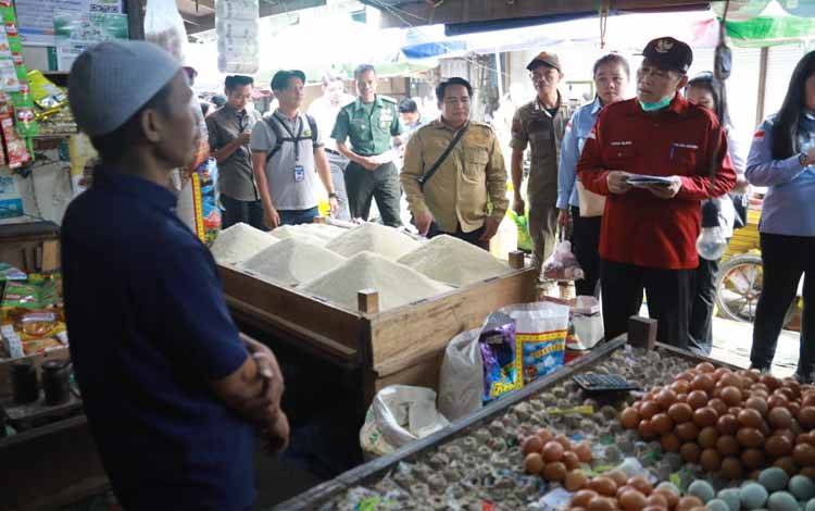 Sahli Yuas Elko saat kunjungi salah satu toko sembako untuk pantau harga pangan jelang Ramadan. (FOTO:AS)