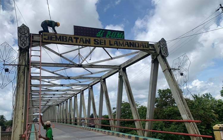 LED display Selamat Datang di Kabupaten Lamandau di Jembatan Sungai Lamandau sebelum hilang. (FOTO: Istimewa)